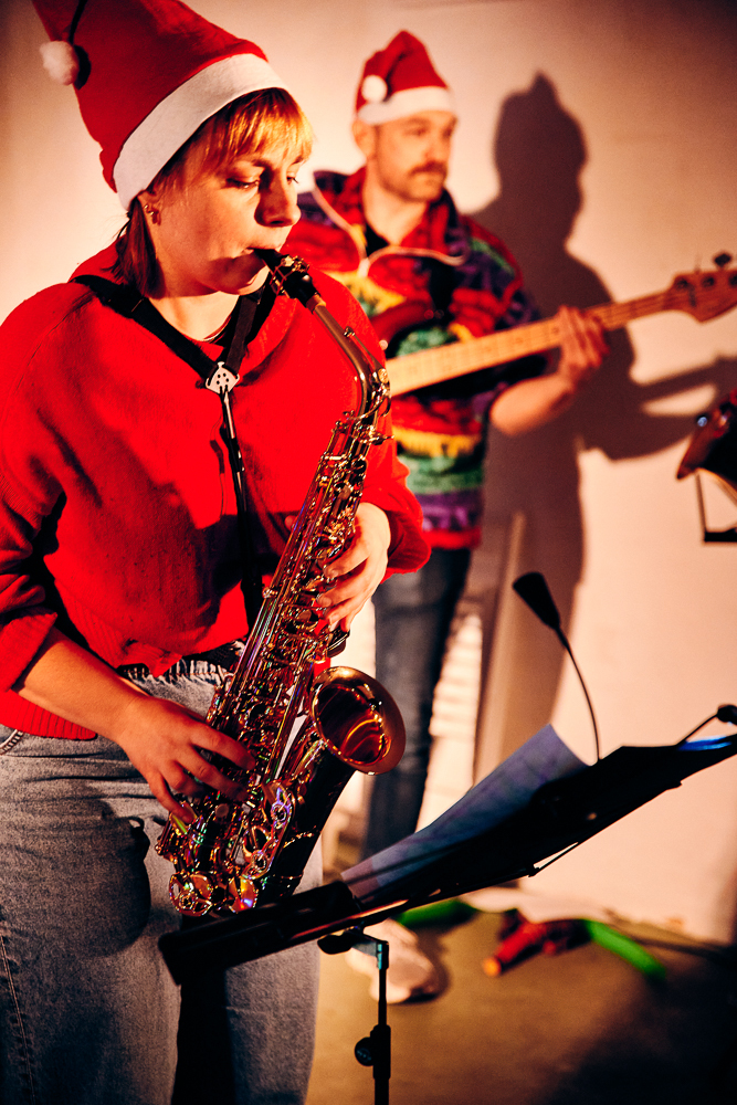 karin waldburger saxophonunterricht wien weihnachtsfeier konzert 2025 ensemble saxophon bass